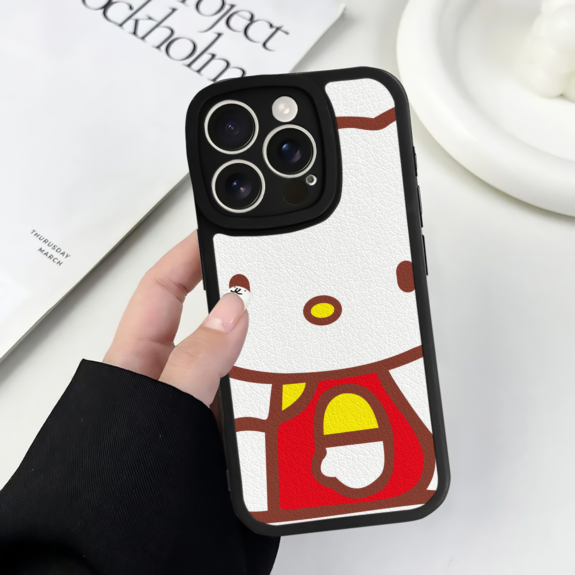 （画像用） Hello Kitty ハローキティ 【iPhone 16シリーズ対応】シリコンスマホケース（レザー調） 材質：シリコン
